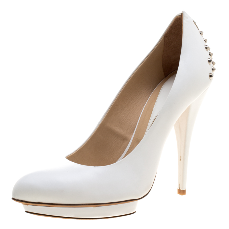 Pre Owned Alexander McQueen White Leather Spike Trimmed Platform Pumps Size 39