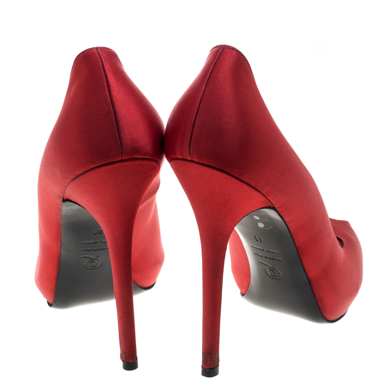 Pre-owned Alexander Mcqueen Red Satin Heart Peep Toe Pumps Size 41
