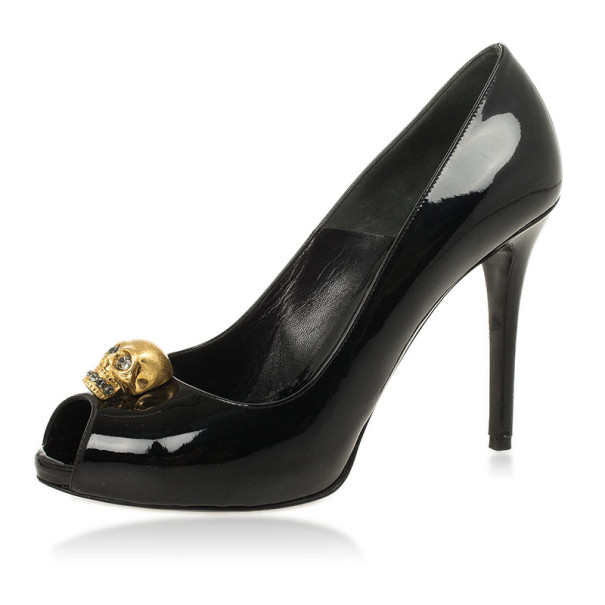 مملوكة مسبقًا Alexander McQueen Black Patent Leather Skull Detail Peep Toe Pumps Size 39.5