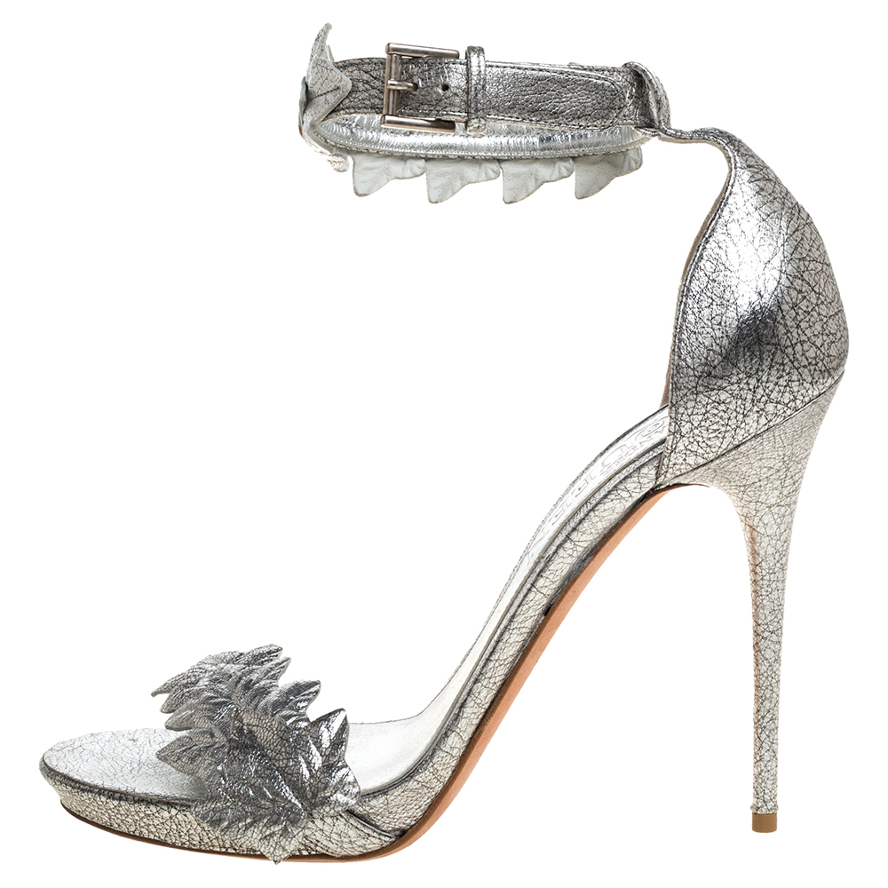 

Alexander McQueen Metallic Silver Textured Leather Ivy Leaf Embellished Open Toe Sandals Size