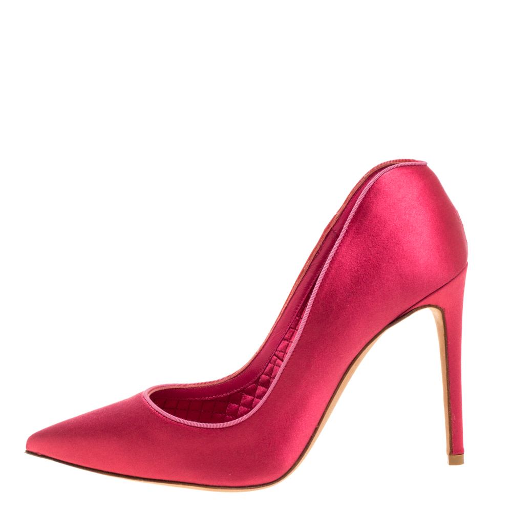 

Alexander McQueen Pink Satin Heart Pointed Toe Pumps Size