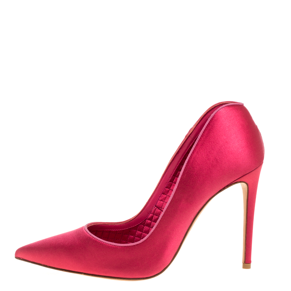 

Alexander McQueen Pink Satin Heart Pointed Toe Pumps Size