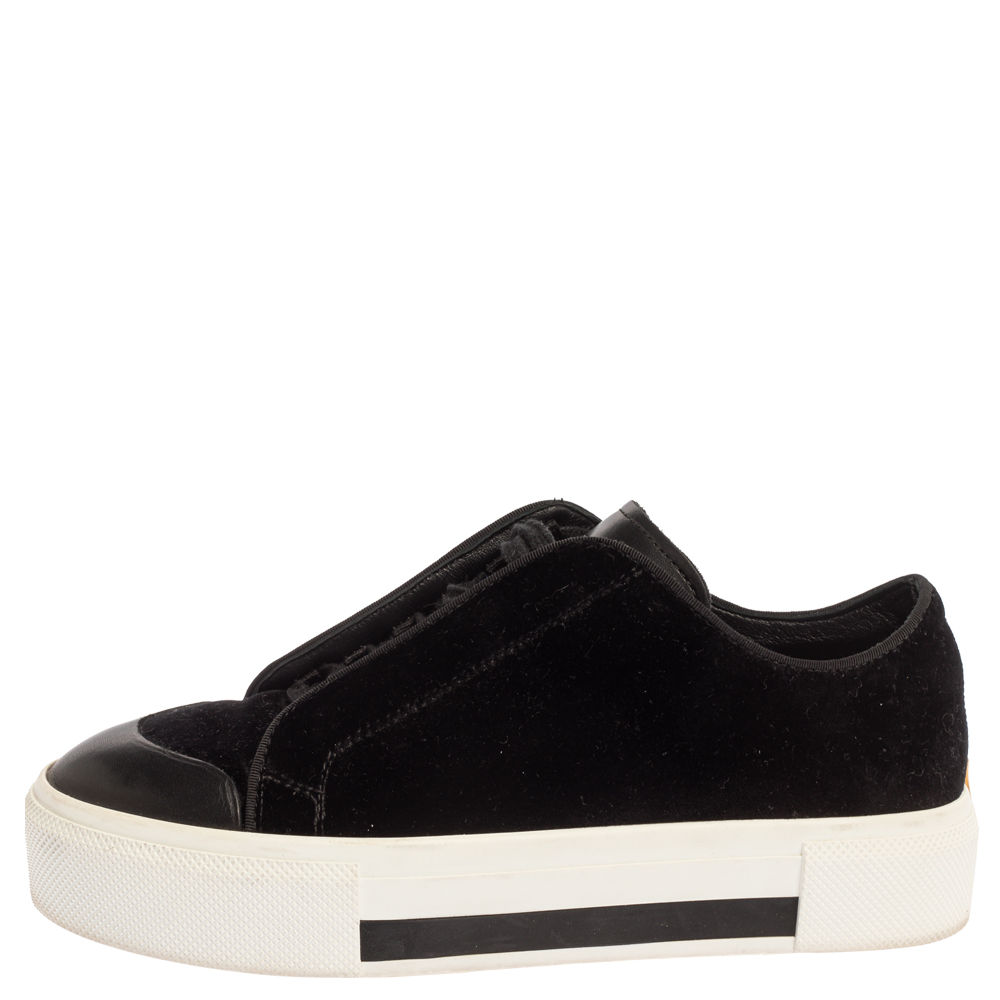 

Alexander McQueen Black Velvet and Leather Lace Low Top Sneakers Size