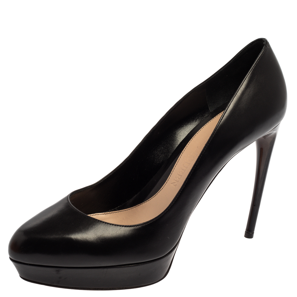 Treat your feet with the best of things by choosing these stunning pumps from Alexander Mc Queen They are crafted from black leather and designed with platforms and horn heels for a more personalized touch. These pumps are ideal for both casual and formal settings.