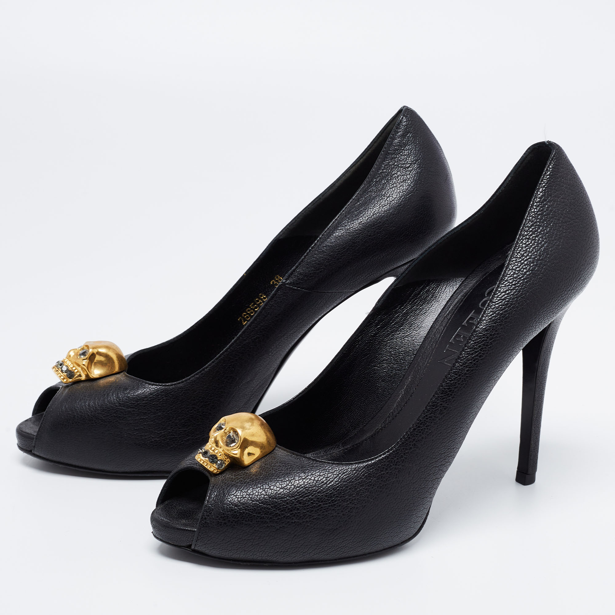 

Alexander McQueen Black Leather Skull Pumps Size
