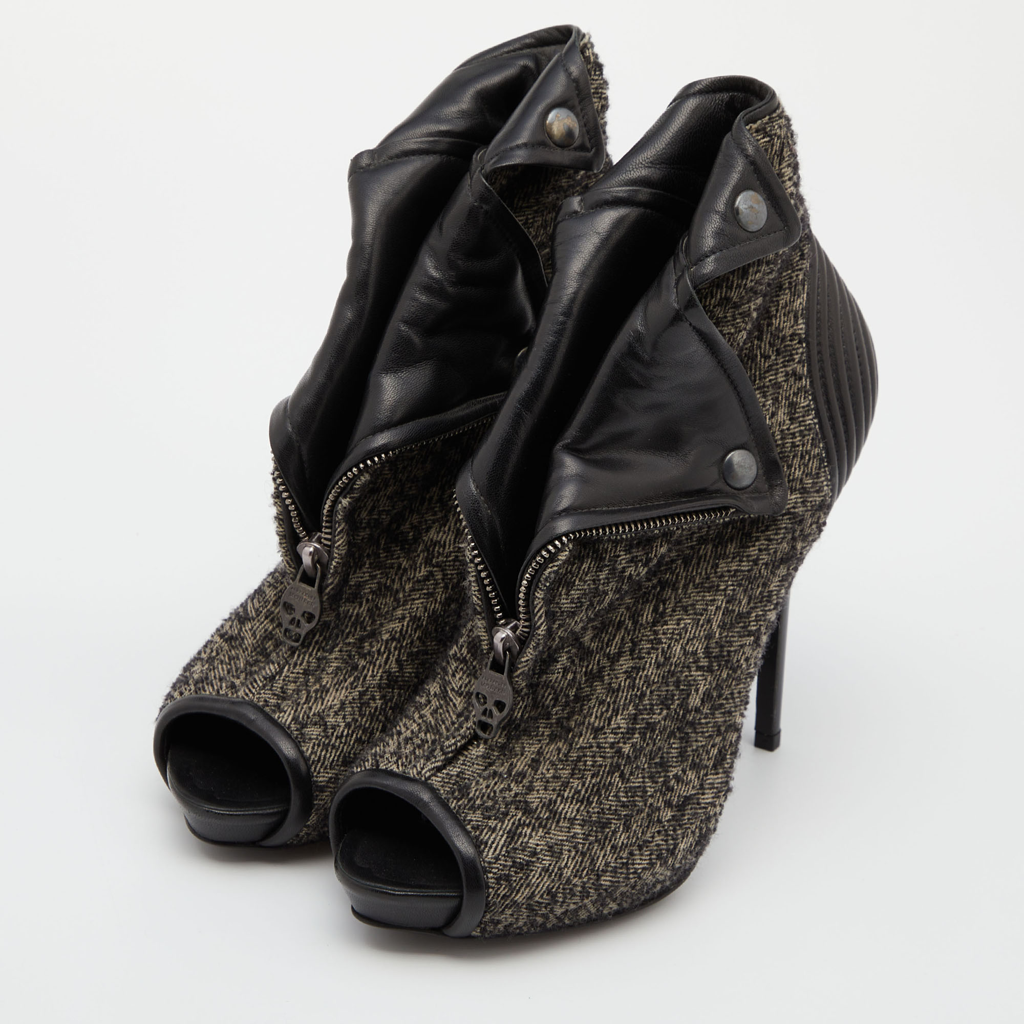 

Alexander McQueen Grey/Black Fabric and Leather Faithful Skull Peep Toe Platform Booties Size