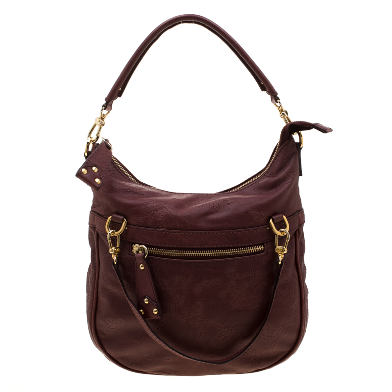 Bold and sharp this bag is designed in a plush leather body. Lined with the perfect fabric this shoulder bag offers both style and functionality. Look stylish and fancy in this Alviero Martini 1A Classe accessory. Complement your attire by adorning this classic handbag in a bright and vibrant shade of maroon.