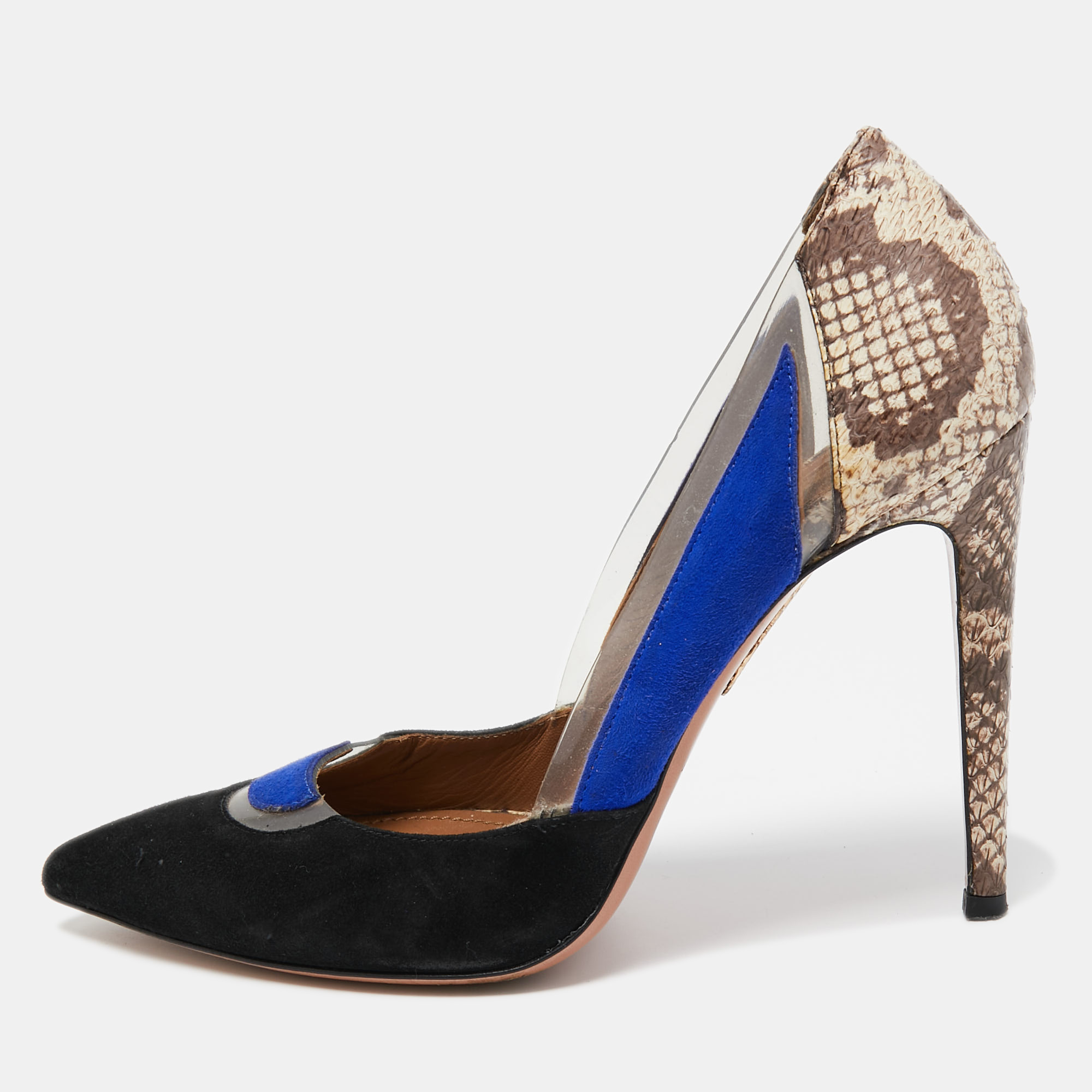 Exuding femininity and elegance these pumps feature a chic silhouette with an attractive design. You can wear these pumps for a stylish look.