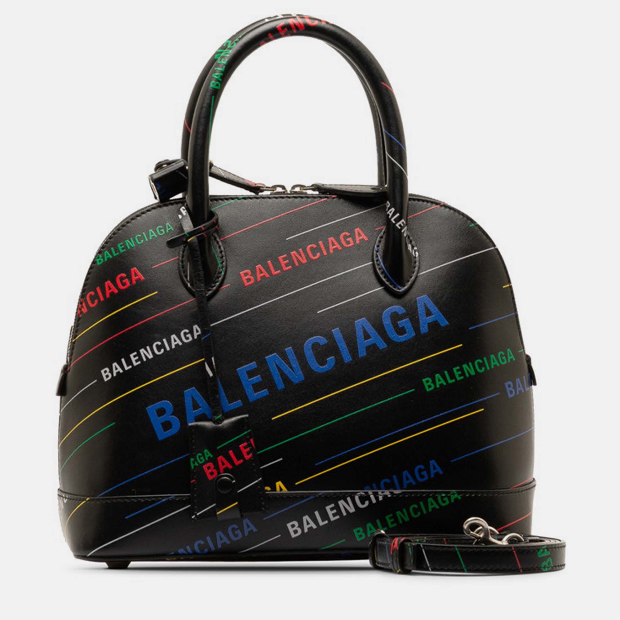 The classy silhouette and the use of durable materials for the exterior bring out the appeal of this Balenciaga satchel for women. It promises to be a durable style ally.