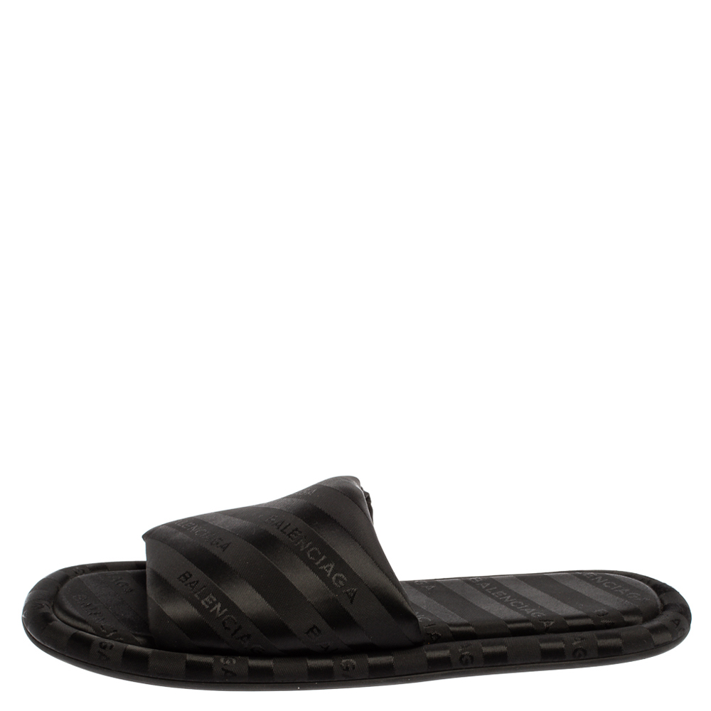 

Balenciaga Black Fabric Hotel Logo Slides Size