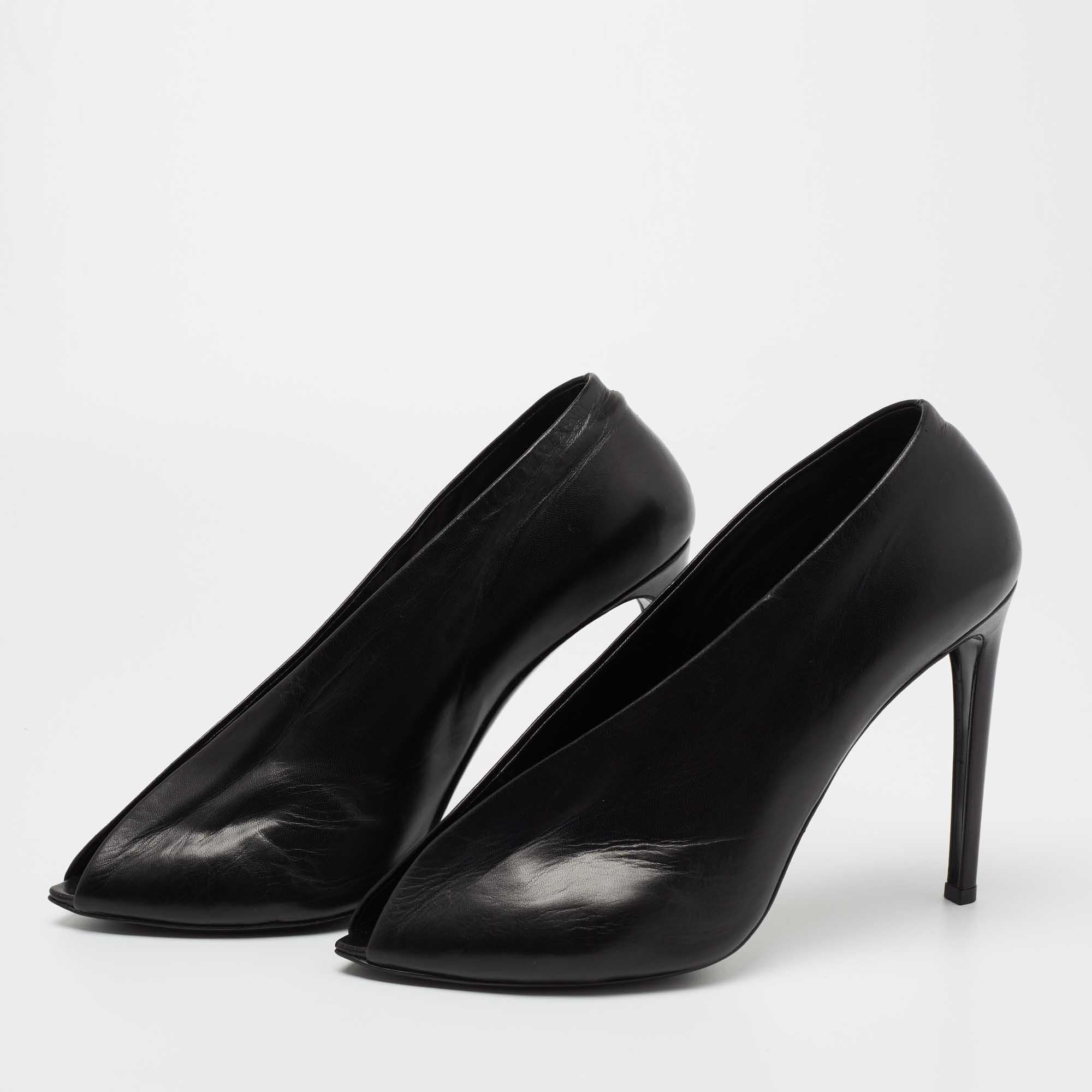 

Balenciaga Black Leather V-Neck Pumps Size