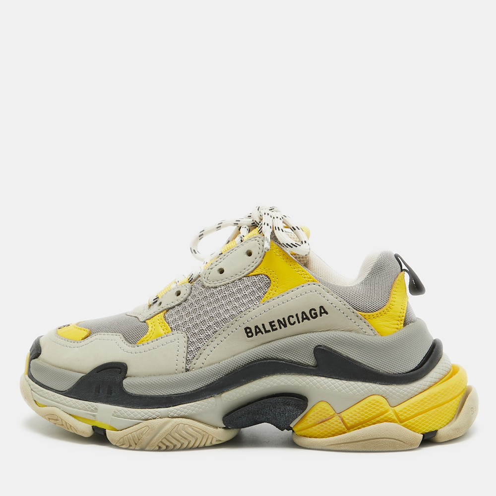 Elevate your footwear game with these Balenciaga sneakers. Combining high end aesthetics and unmatched comfort these sneakers are a symbol of modern luxury and impeccable taste.