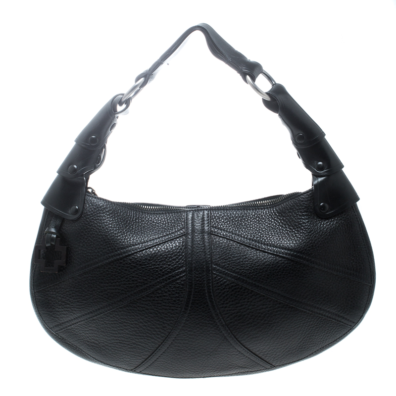 Keep it classy with this bag from the house of Bally. Fashionably built the black hue gives it a fashionable appeal. It is lined with fabric on the insides. Get ready to grab a lot of compliments for your exclusive fashion sense with this smart leather hobo.