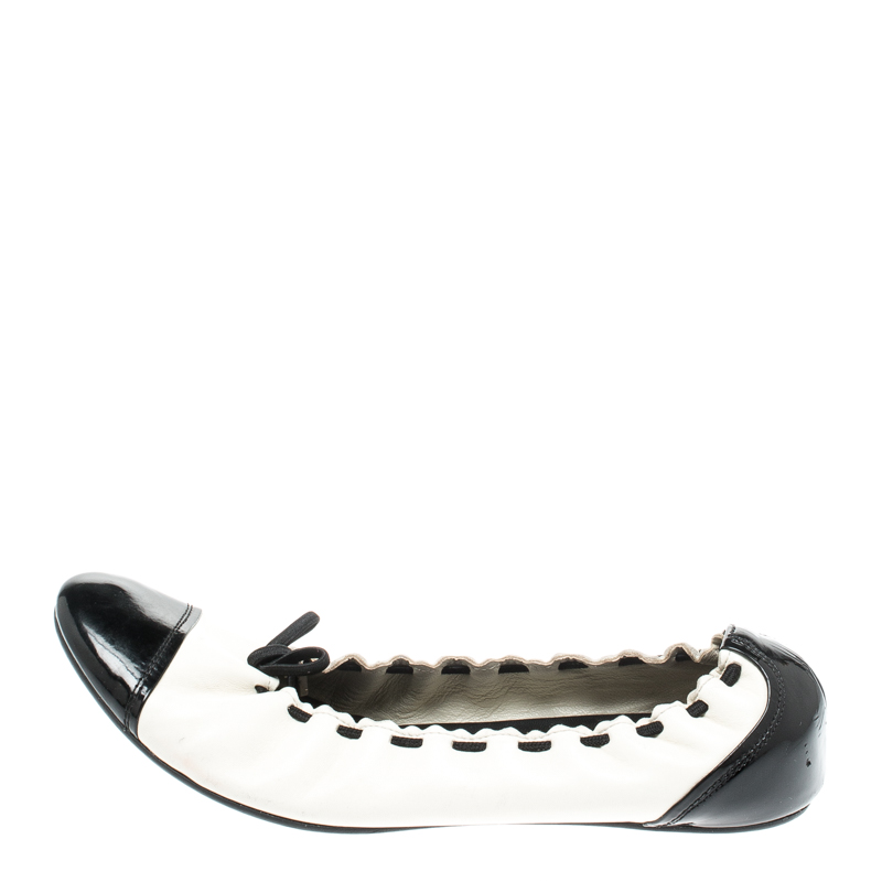 

Bally Monochrome Leather Sayana Cap Toe Scrunch Ballet Flats Size, White
