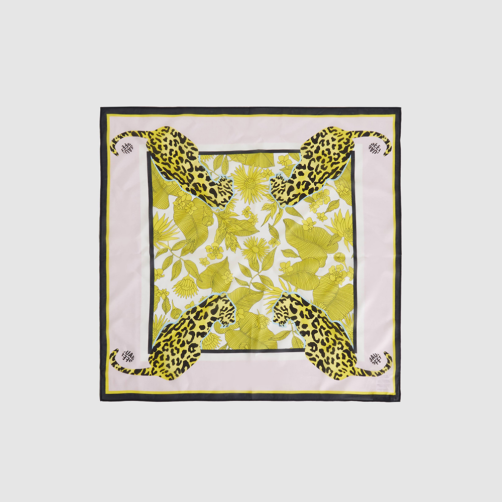 

Baum und Pferdgarten Yellow Lexine Leopard-Print Silk Scarf