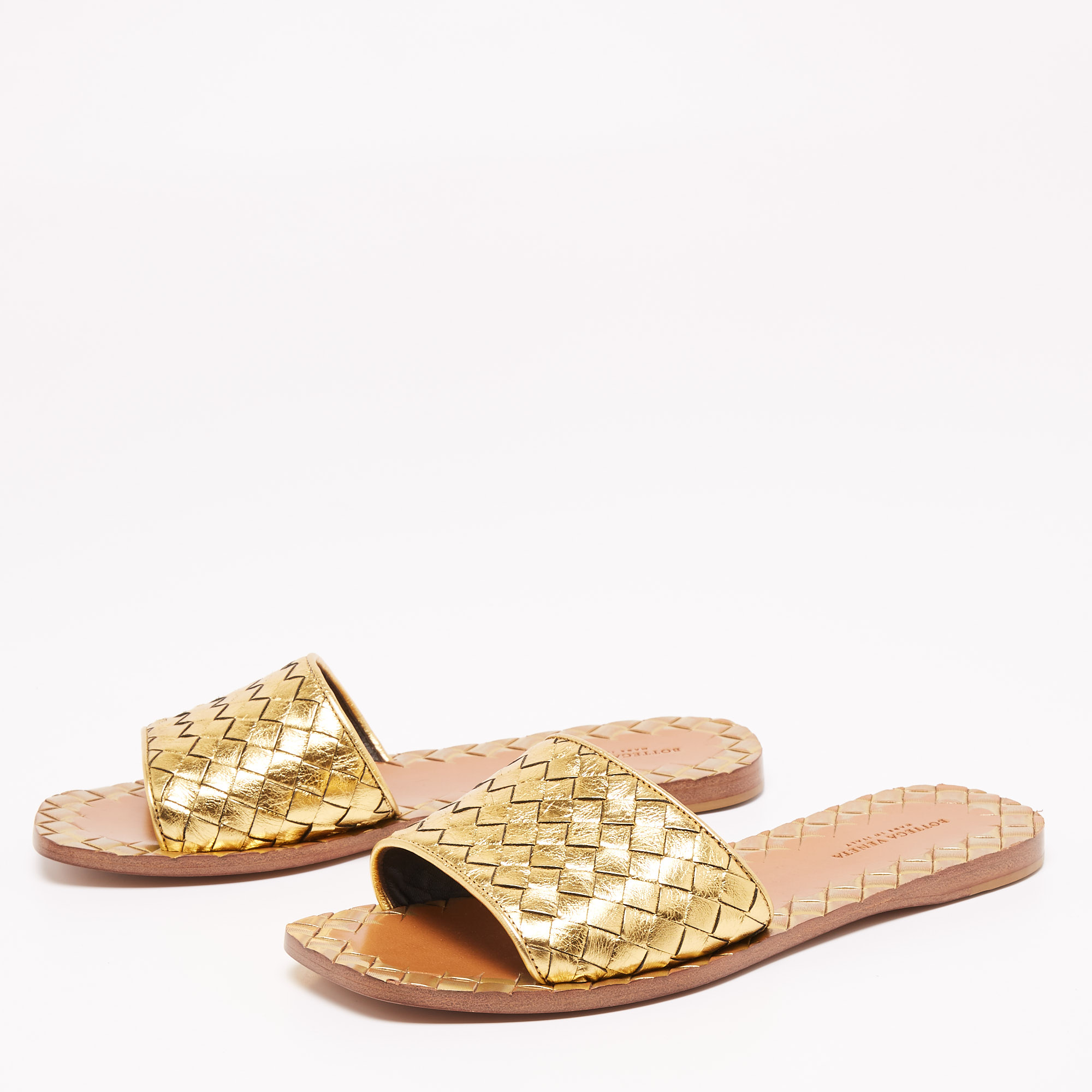 

Bottega Vaneta Gold Intrecciato Leather Ravello Flat Sandals Size, Metallic