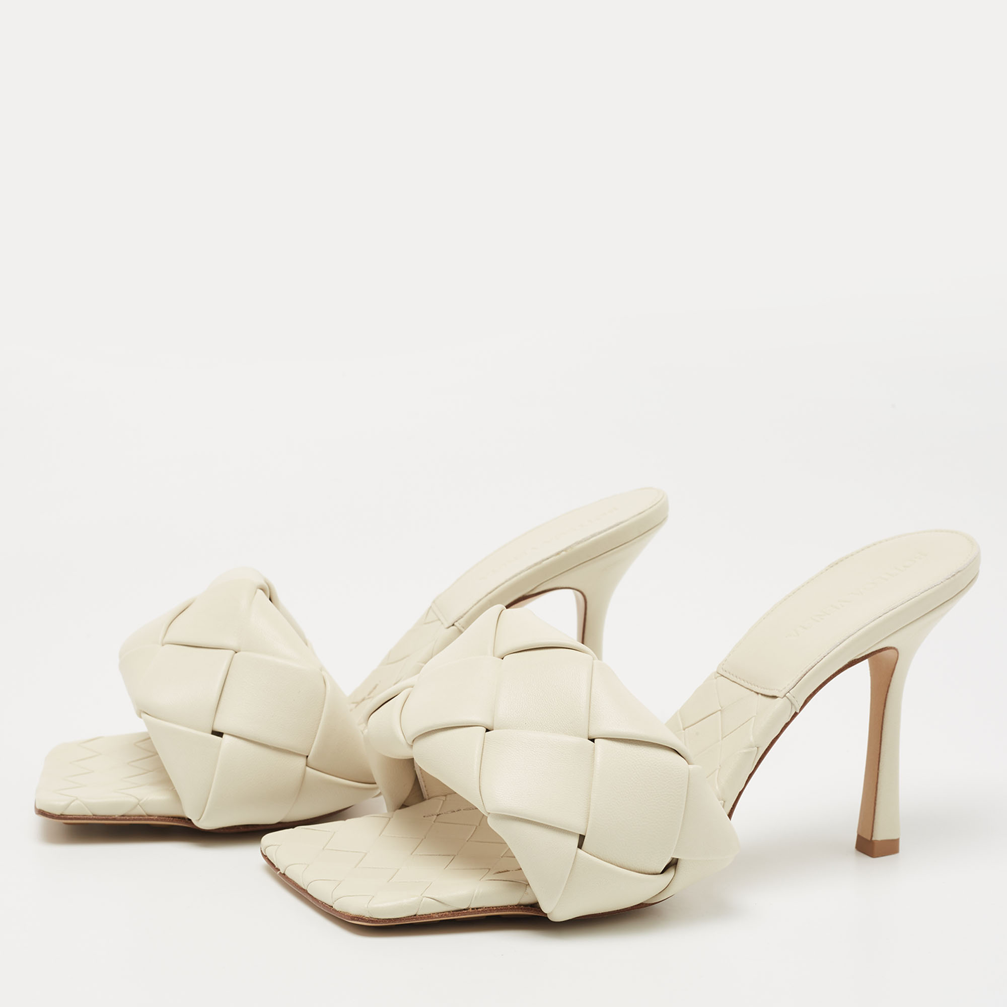 

Bottega Veneta Cream Leather Lido Slide Sandals Size