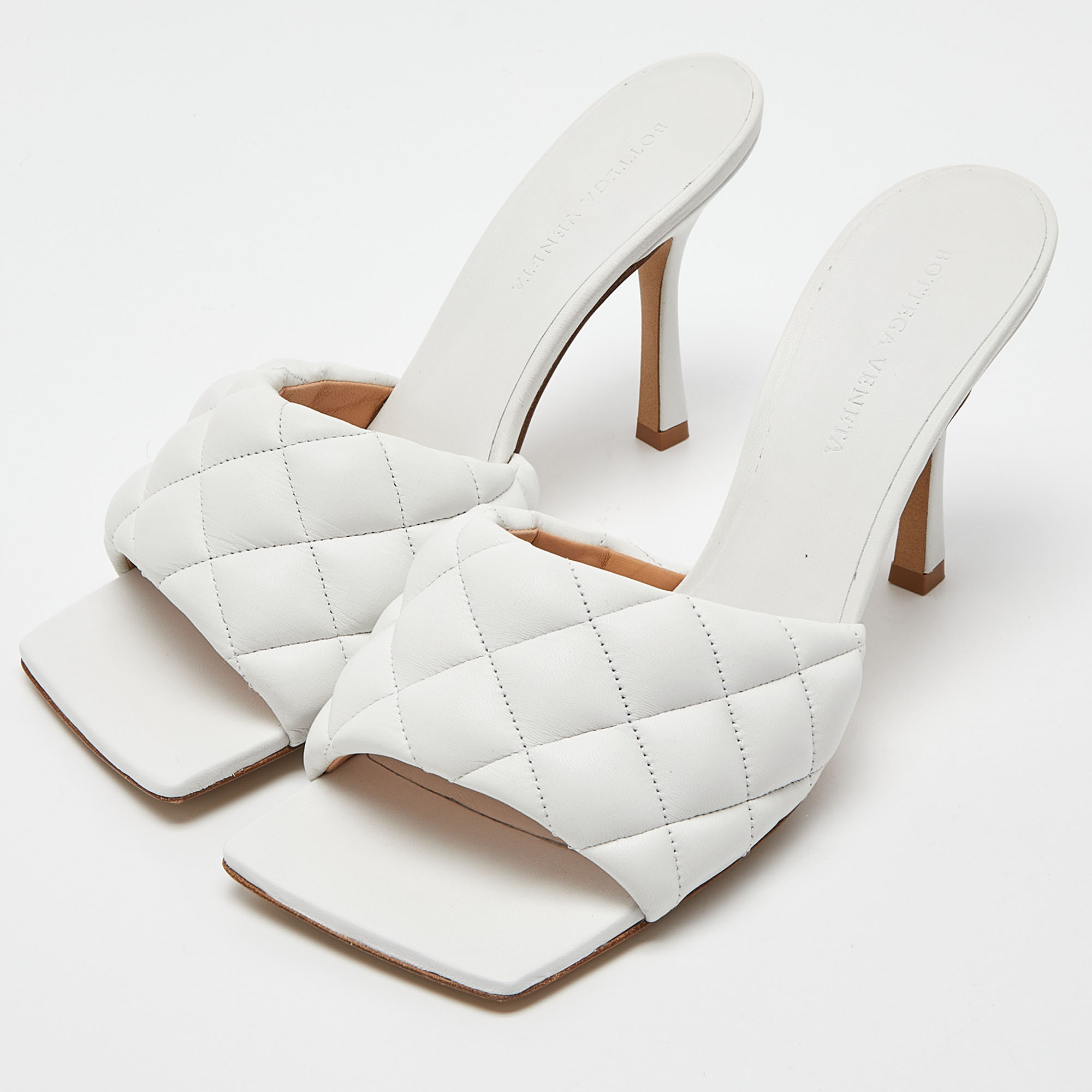 

Bottega Veneta White Leather Quilted Slides Size