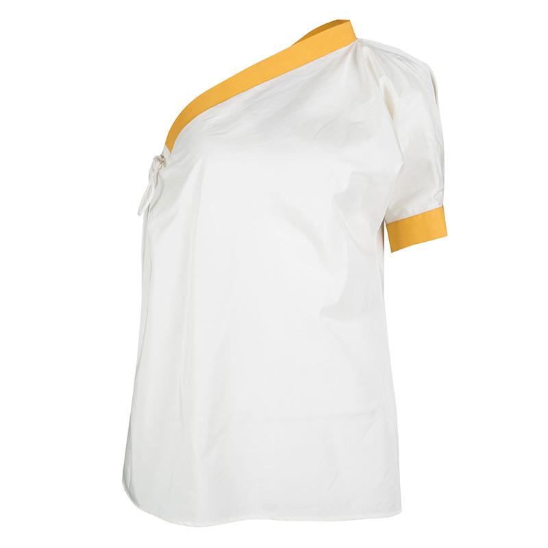 Cut to a stylish silhouette with one shoulder design; this Bottega Veneta top is perfect for your casual dos. It flaunts a cream hue with contrasting yellow trims. The top will work best with regular jeans high heels and a small shoulder bag