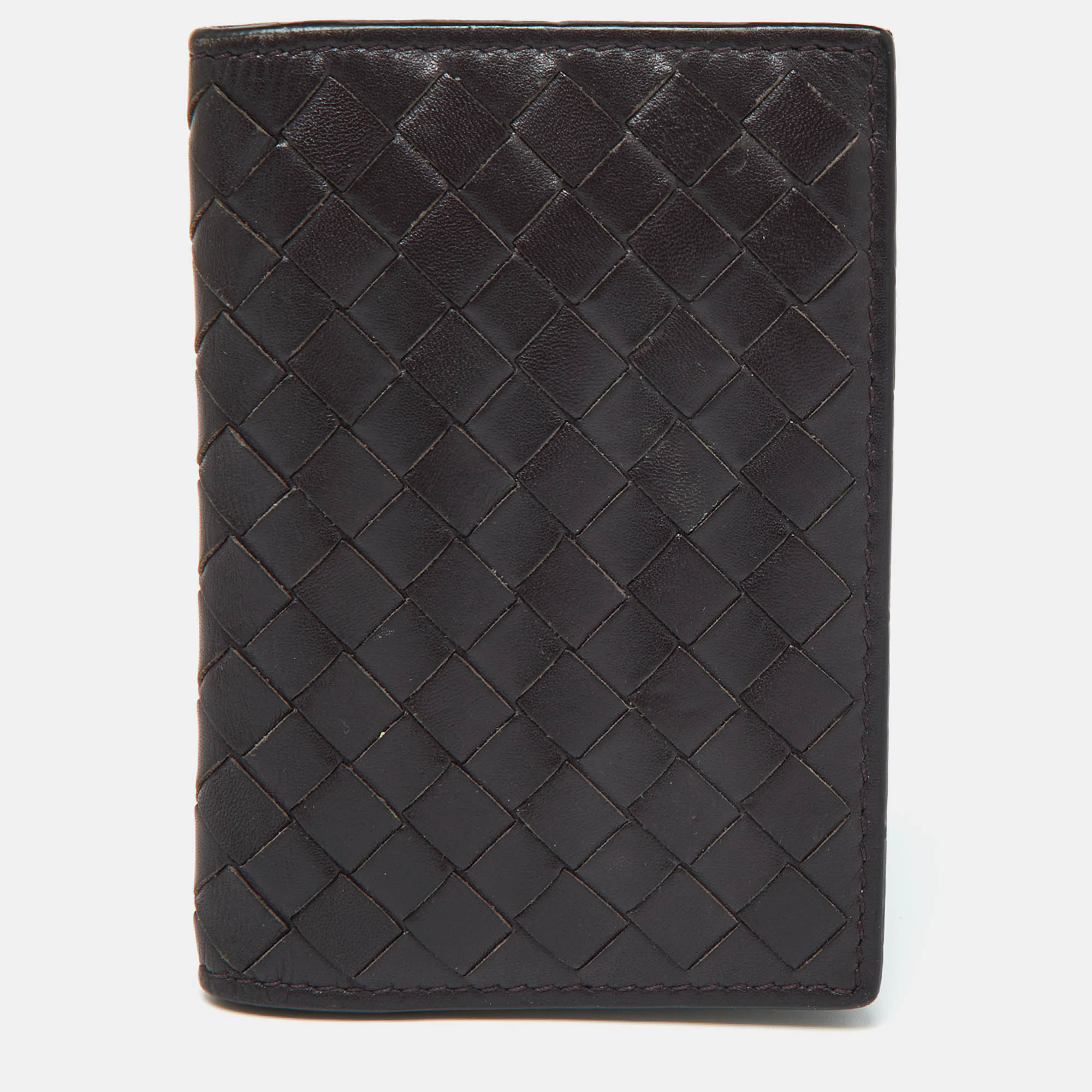 Convenience gets a chic makeover with this card case from the fashion house of Bottega Veneta. It is designed exquisitely from fine quality leather woven to create the signature Intrecciato surface. The card case features an easy to access slip pocket that allows you to organize your cards effortlessly.