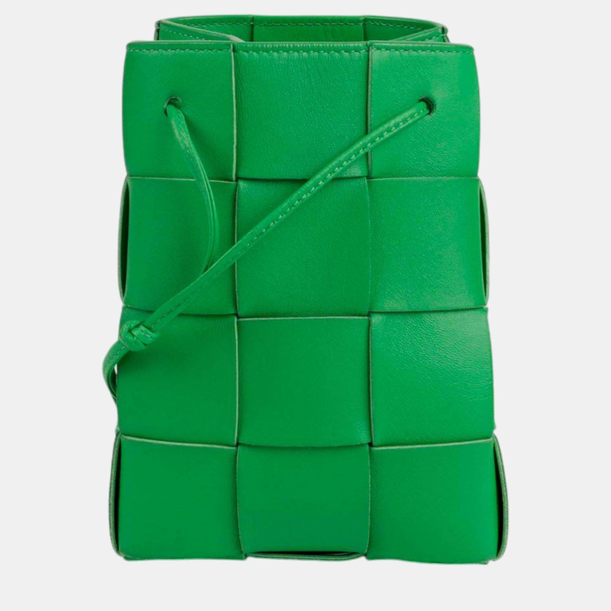 

Bottega Veneta Small Parakeet Intrecciato Cassette Bucket Shoulder And Crossbag, Green