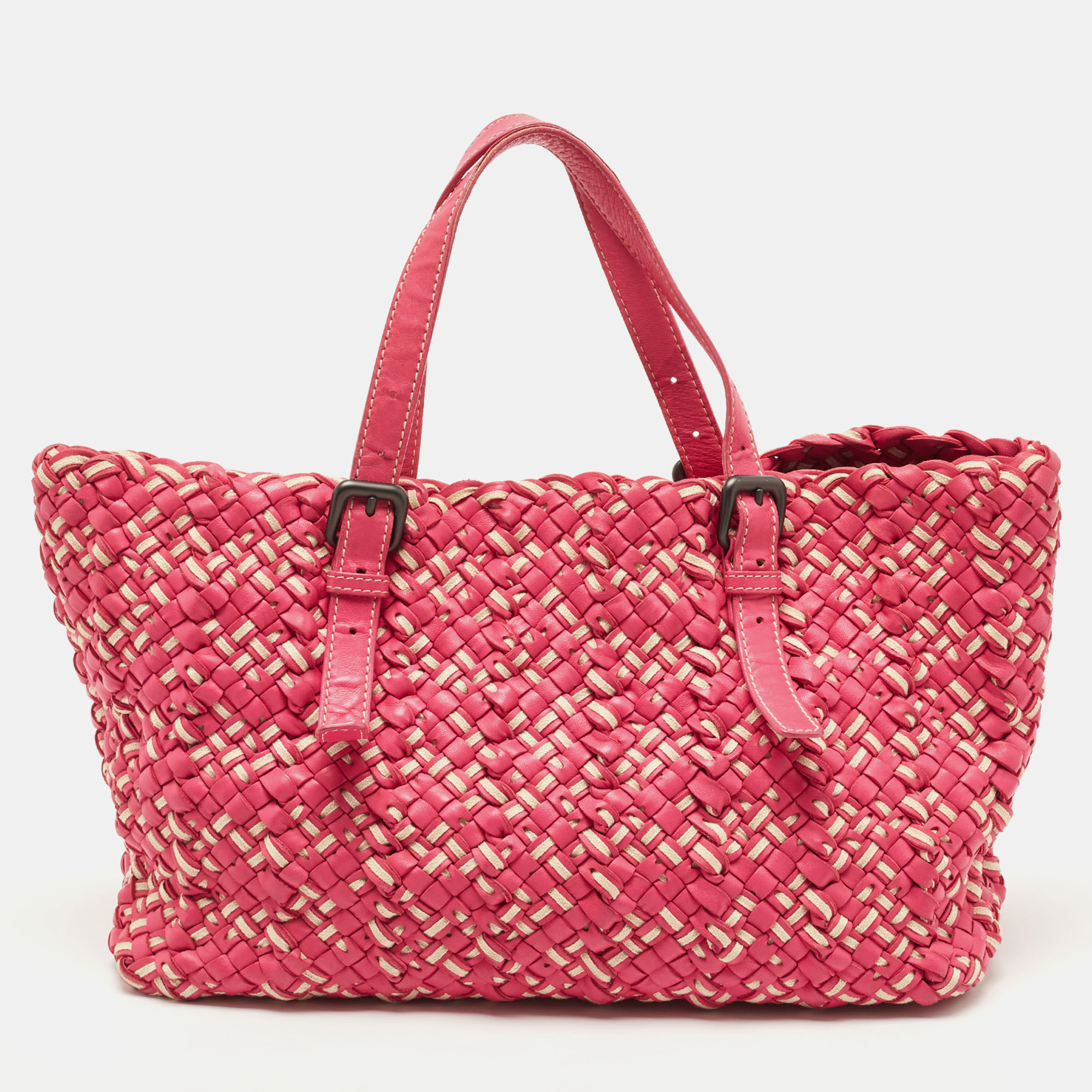 Let your style speak about your choices as you carry this Bottega Veneta Shopper tote. Crafted from the woven leather the exterior features an appealing shade of pink and beige. It is accented with two top handles. The interior is lined with leather for comfortable storage.