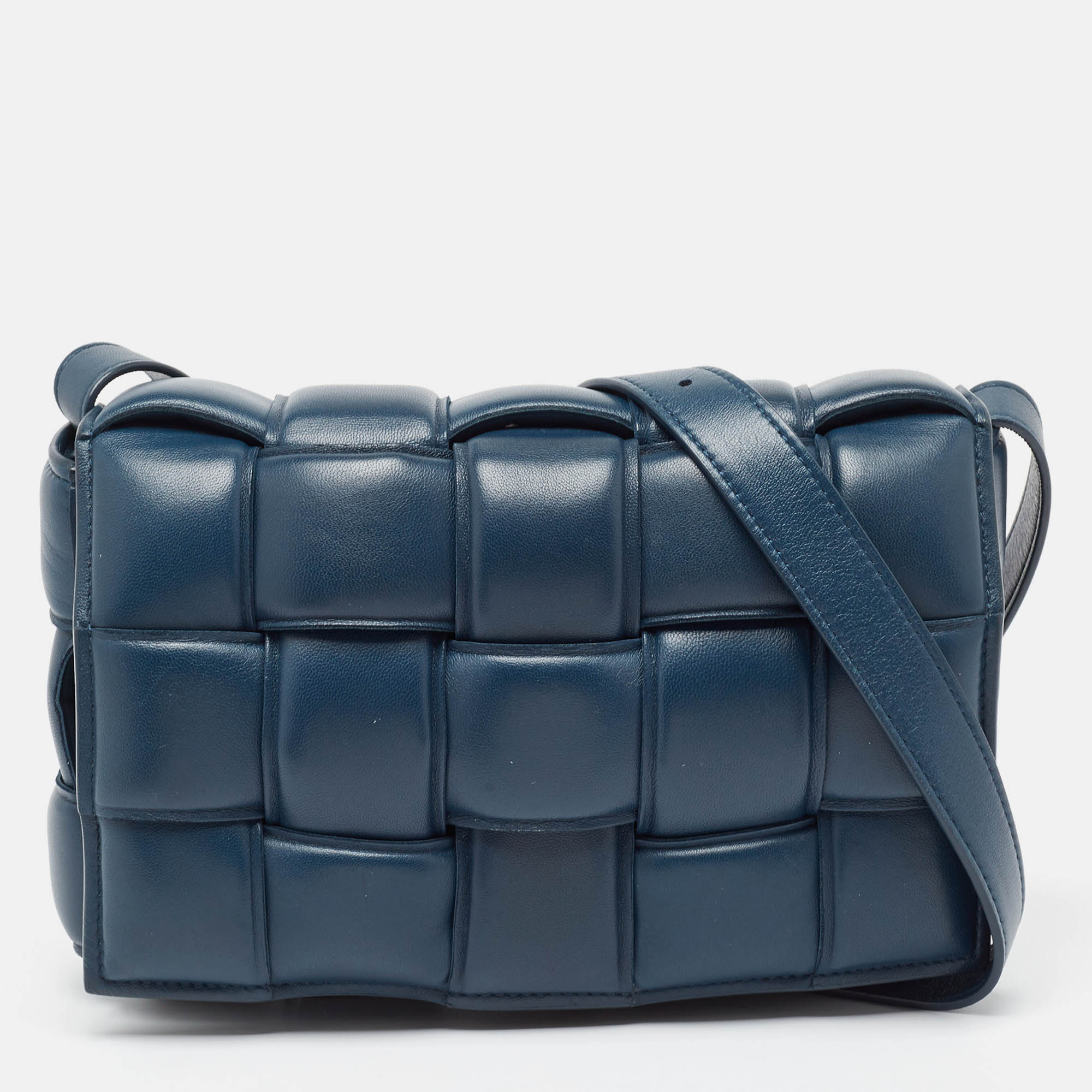 The current bag on many fashionistas minds is this Cassette bag from the house of Bottega Veneta. We have here the one in navy blue leather flaunting a padded maxi weave and a shoulder strap. The insides are sized to fit your essentials that you cannot do without. Do not think twice and make this yours today