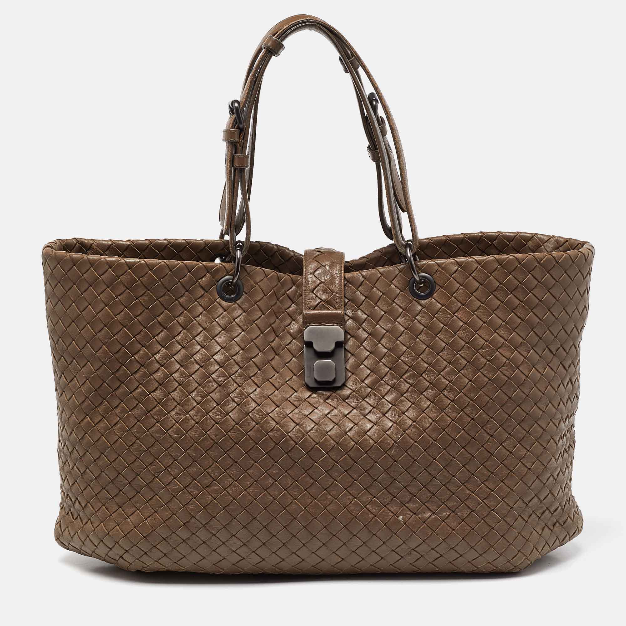 This luxurious Capri tote from Bottega Veneta is ideal for everyday use. Crafted from black leather it features adjustable top handles and a woven pattern all over. The buckled closure opens to a suede lined roomy interior that can hold your daily essentials and more.