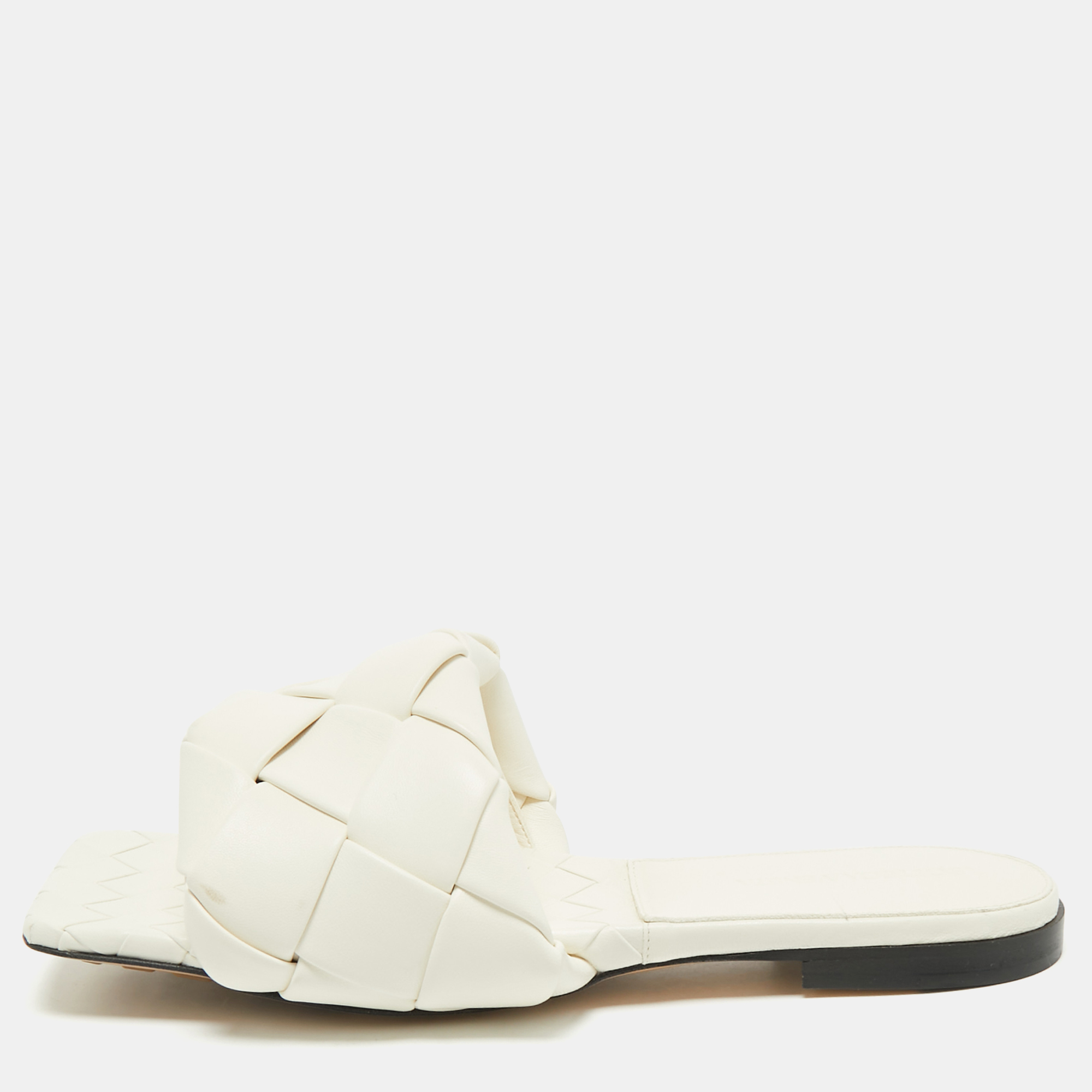 

Bottega Veneta White Intrecciato Leather Lido Flat Slides Size