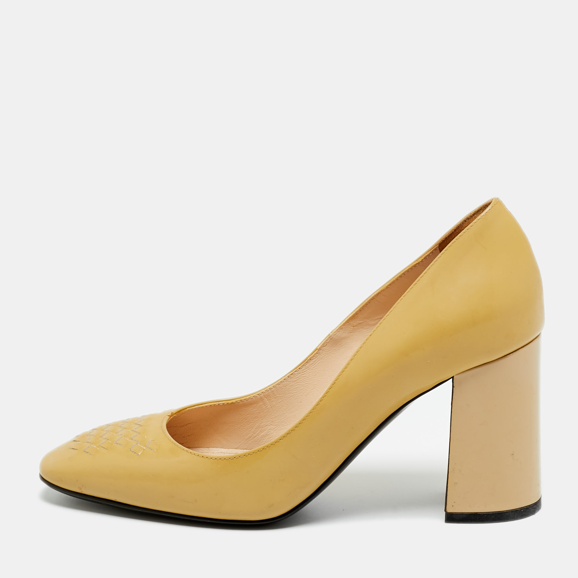 Click to view more detailed imagery on our partner's website Pre-owned Bottega Veneta Size 35 Beige Patent Leather Intrecciato Detail Block Heel Pumps In Sand