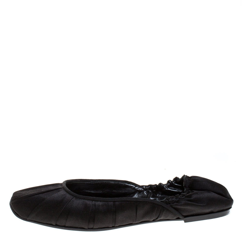 

Bottega Veneta Black Pleated Satin Scrunch Ballet Flats Size