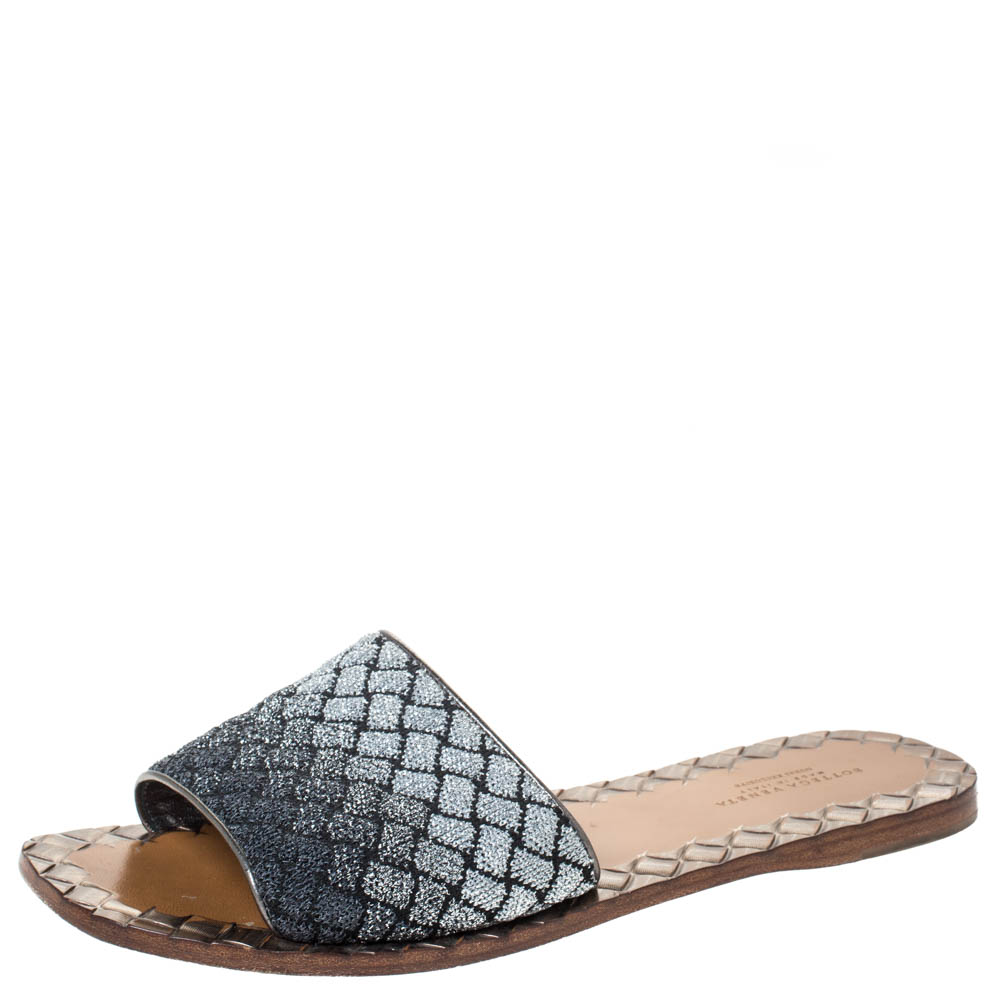 Pre Owned Bottega Veneta Metallic Silver/Grey Chain Stitch Intrecciato Flat Slides Size 37.5