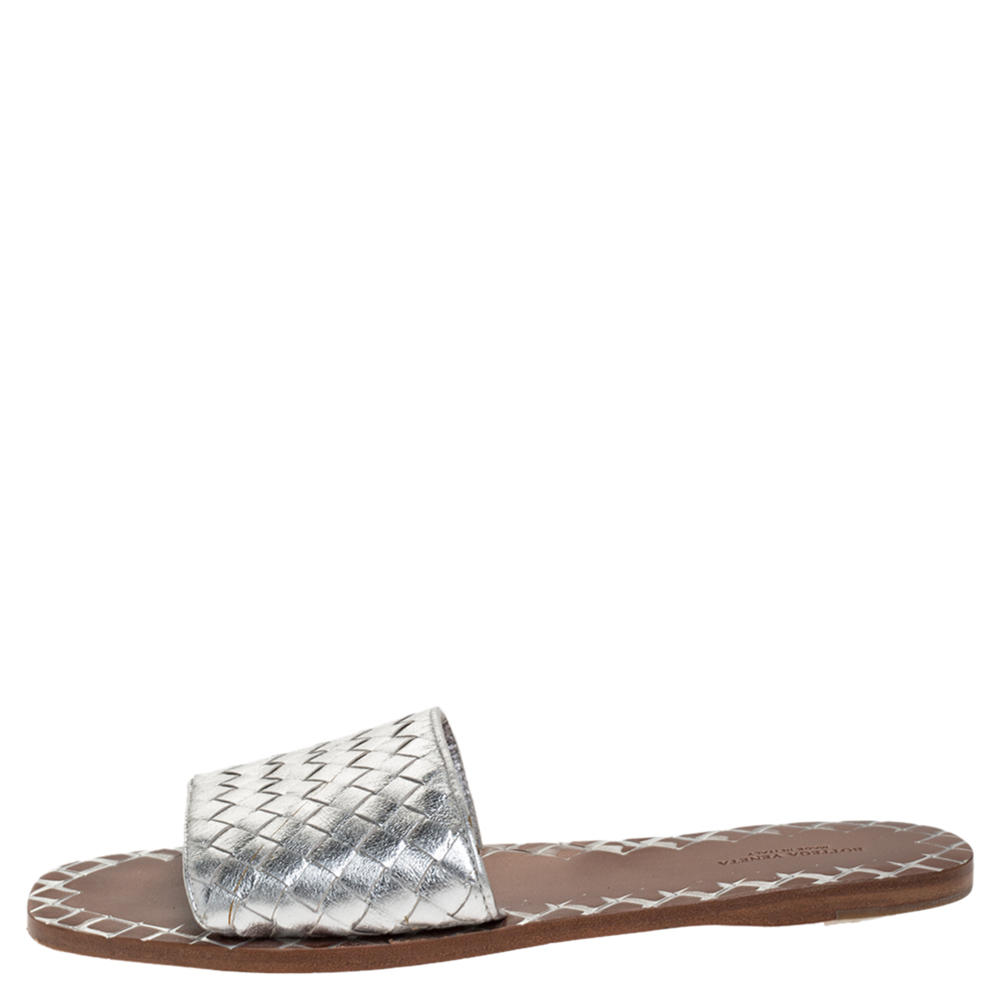 

Bottega Veneta Metallic Silver Leather Intrecciato Flat Slides Size