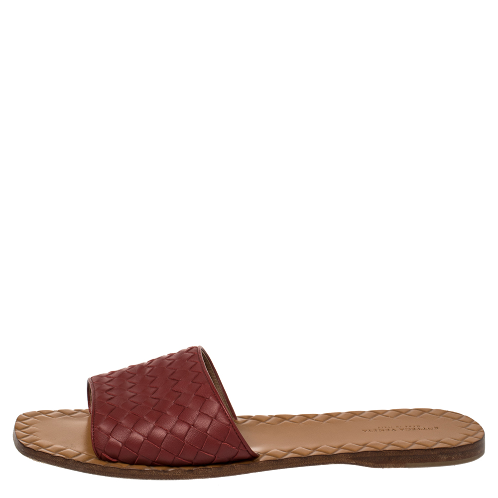 

Bottega Veneta Burgundy Intrecciato Leather Flat Slides Size