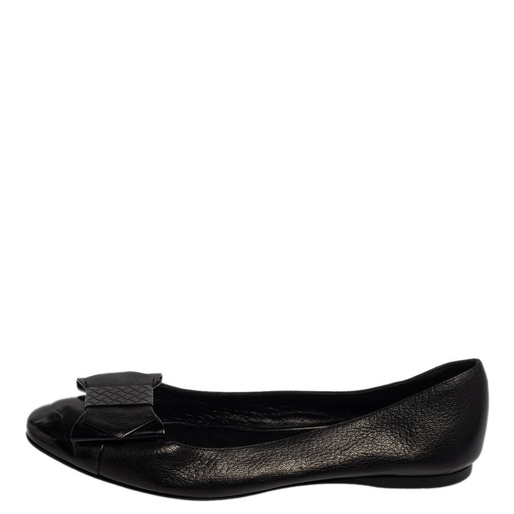 

Bottega Veneta Black Leather And Patent Bow Ballet Flats Size