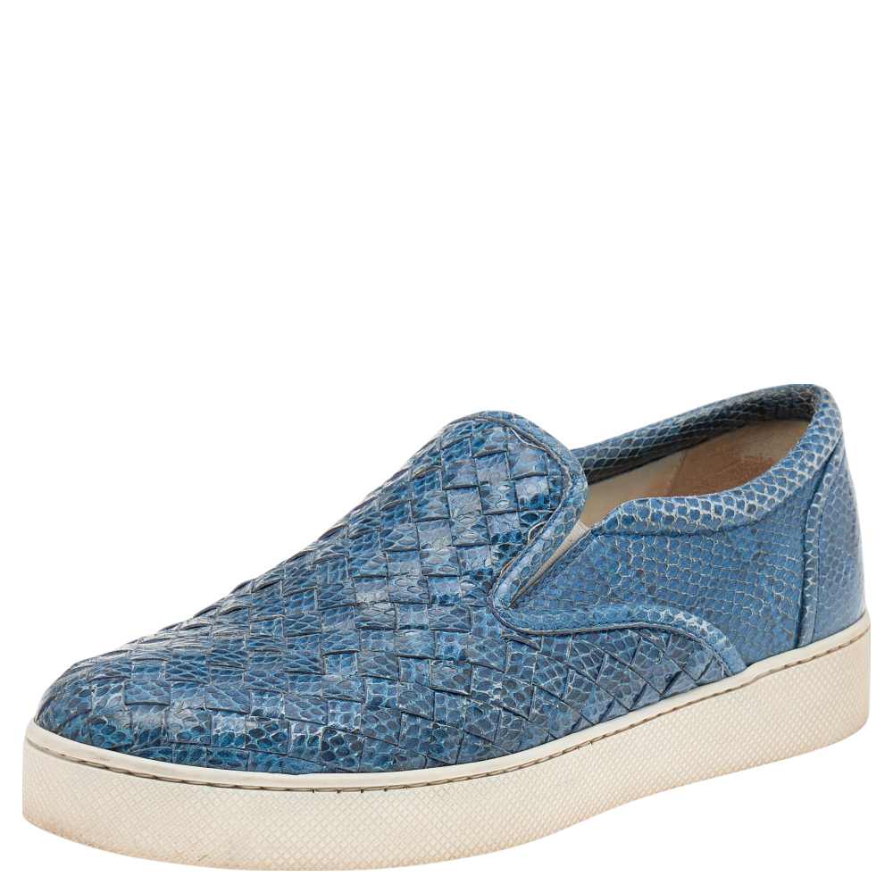 Add these classy and chic Dodger sneakers from the House of Bottega Veneta and exude luxe vibes. They are made from blue Intrecciato snakeskin leather on the exterior and flaunt an easy slip on style. Match them with your casual attire and look gorgeous.