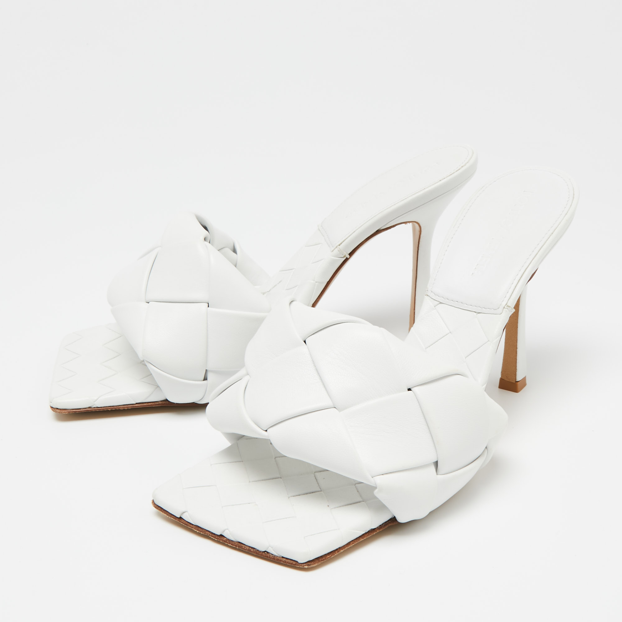 

Bottega Veneta White Intrecciato Leather Lido Slide Sandals Size