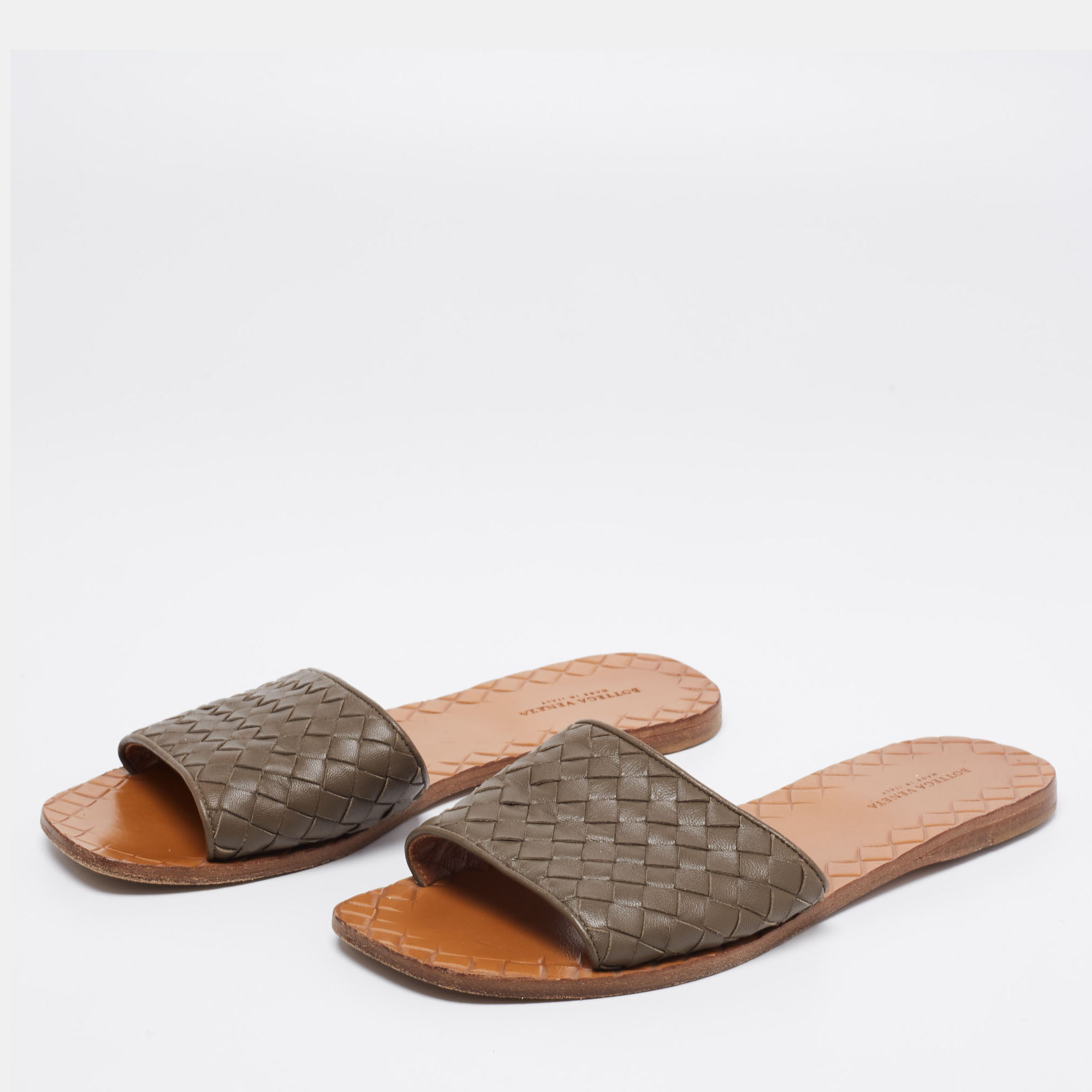 

Bottega Veneta Grey Intrecciato Leather Flat Slides Size