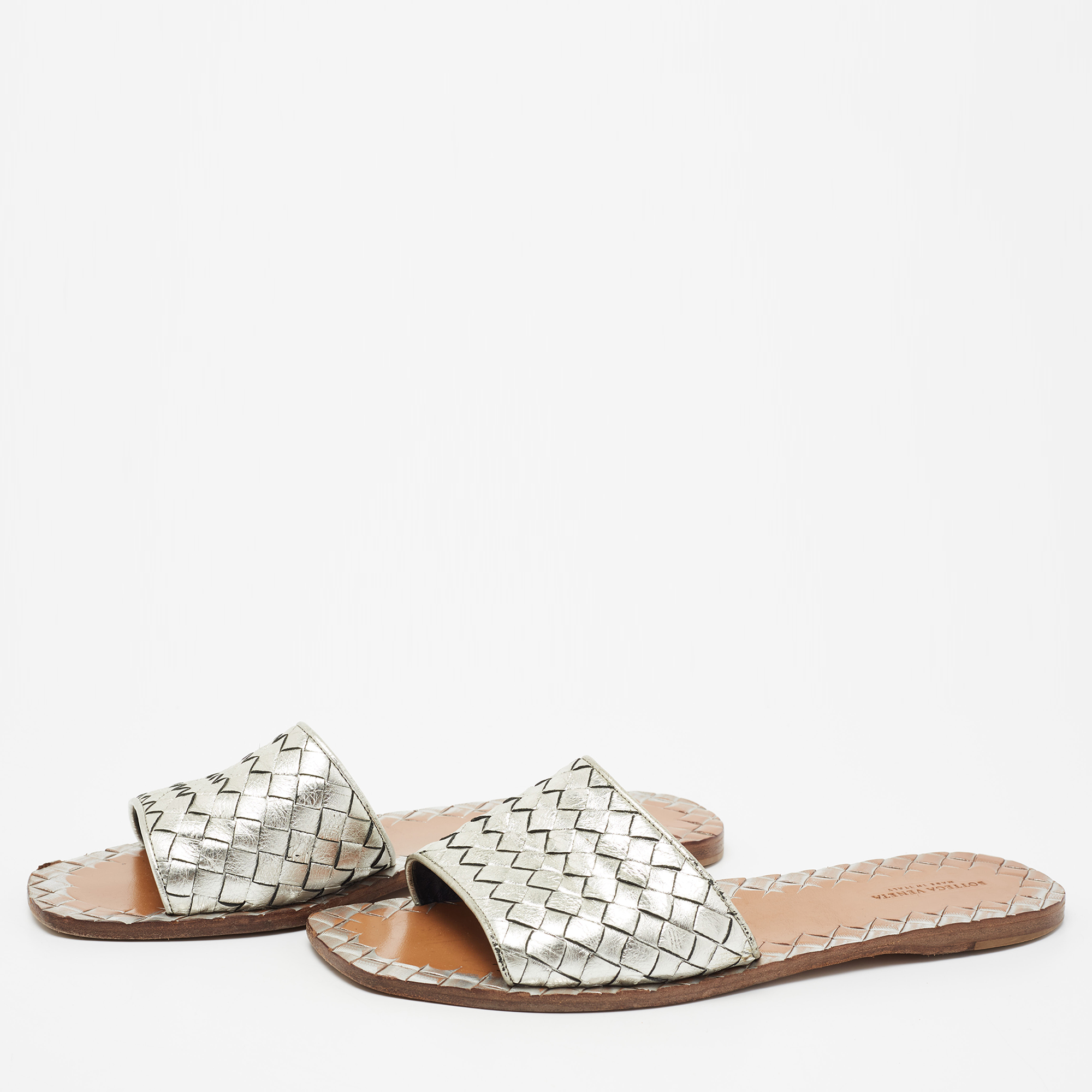 

Bottega Veneta Silver Intrecciato Leather Flat Slides Size