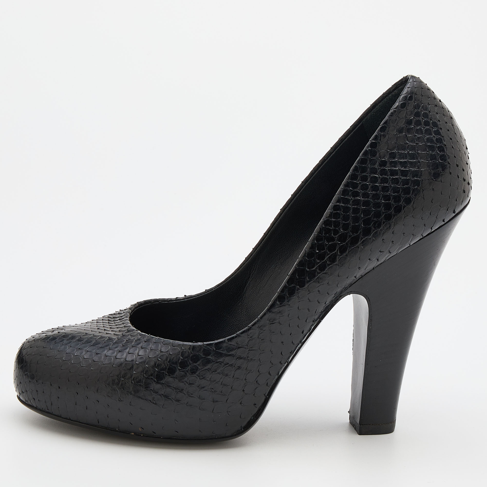 This pair of classy Bottega Veneta pumps is minimally designed. Crafted from python leather it is uplifted on block heels and it will elegantly follow along the contour of your feet.