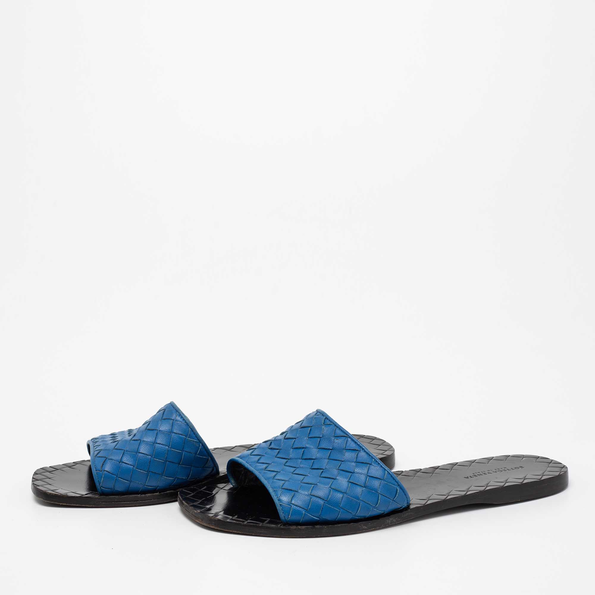 

Bottega Veneta Blue Intrecciato Leather Flat Slides Size