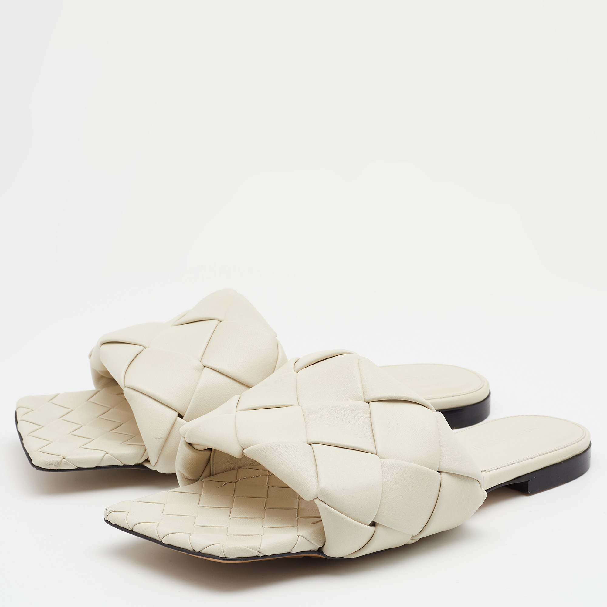 

Bottega Veneta Off-White Quilted Leather Lido Flat Slides Size