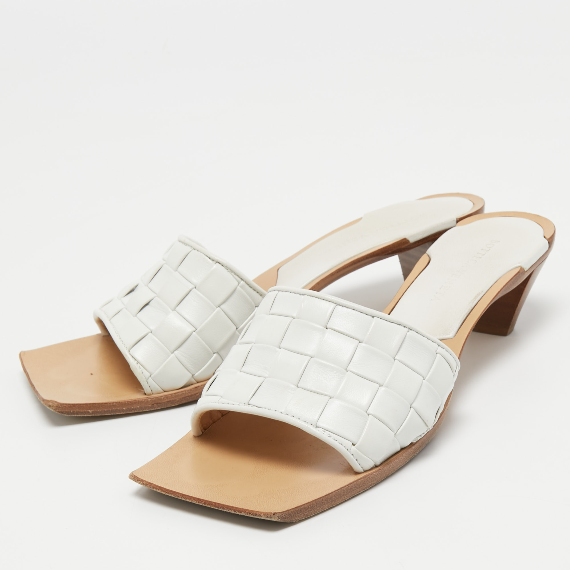 

Bottega Veneta White Intrecciato Leather Square Toe Slide Sandals Size