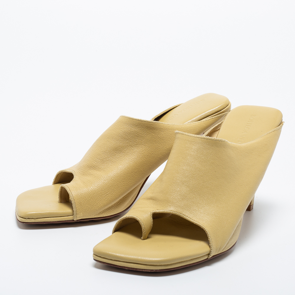 

Bottega Veneta Light Yellow Leather Toe Ring Sandals Size