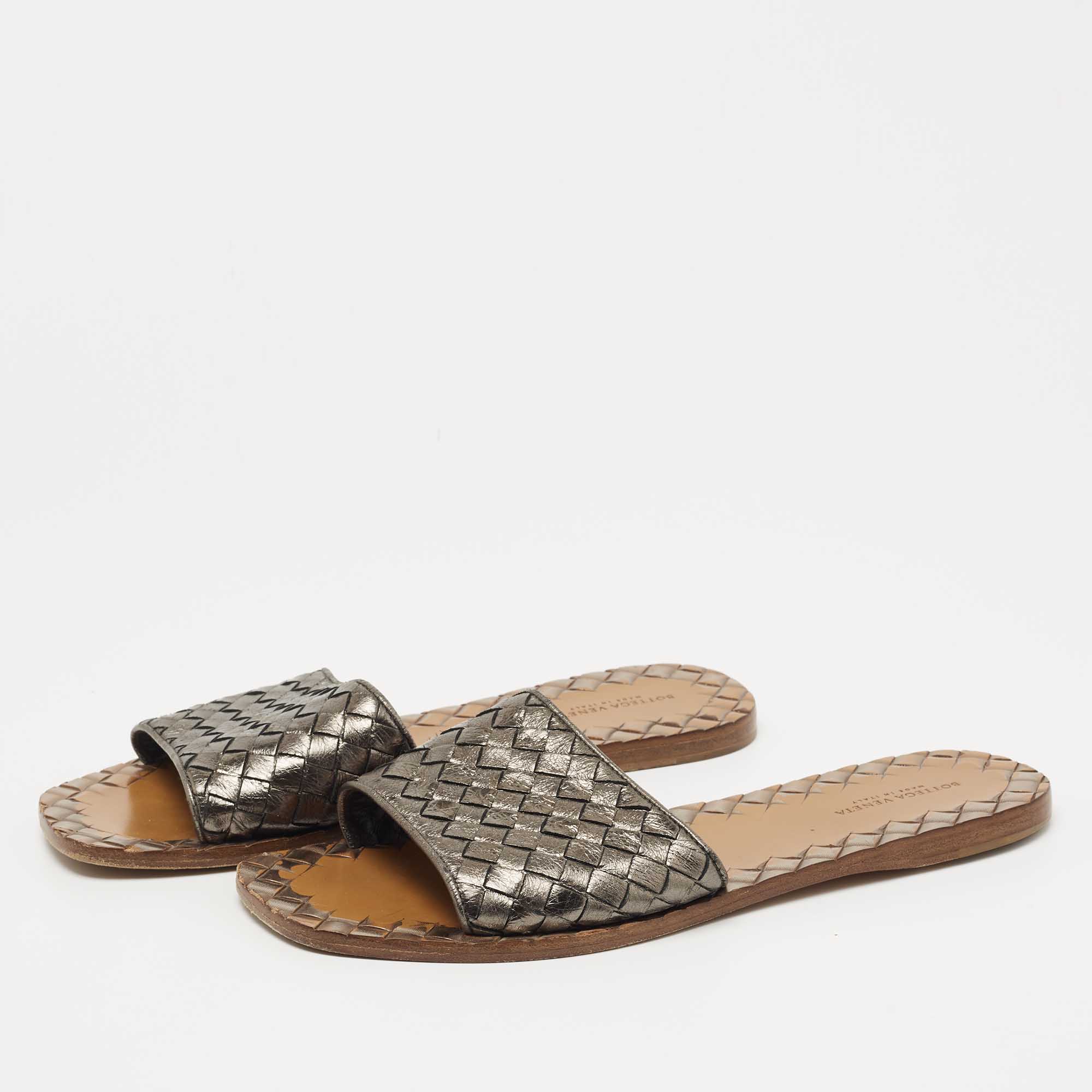 

Bottega Veneta Metallic Intrecciato Leather Flat Slides Size