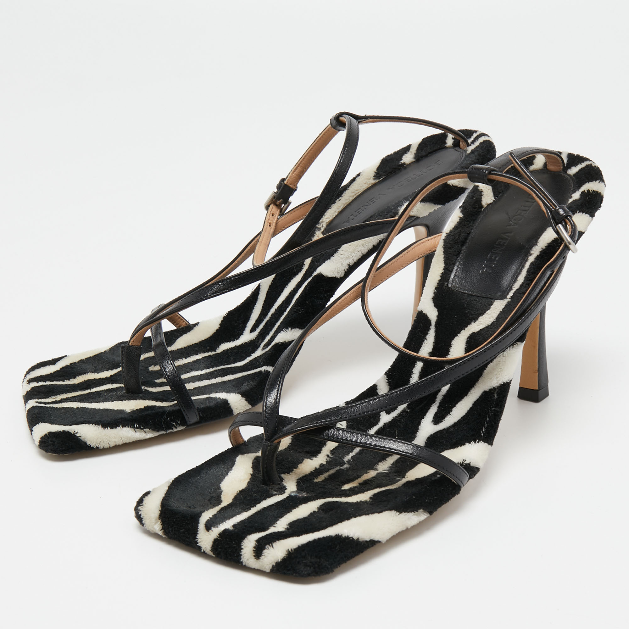 

Bottega Veneta Black Leather Ankle Strap Sandals Size