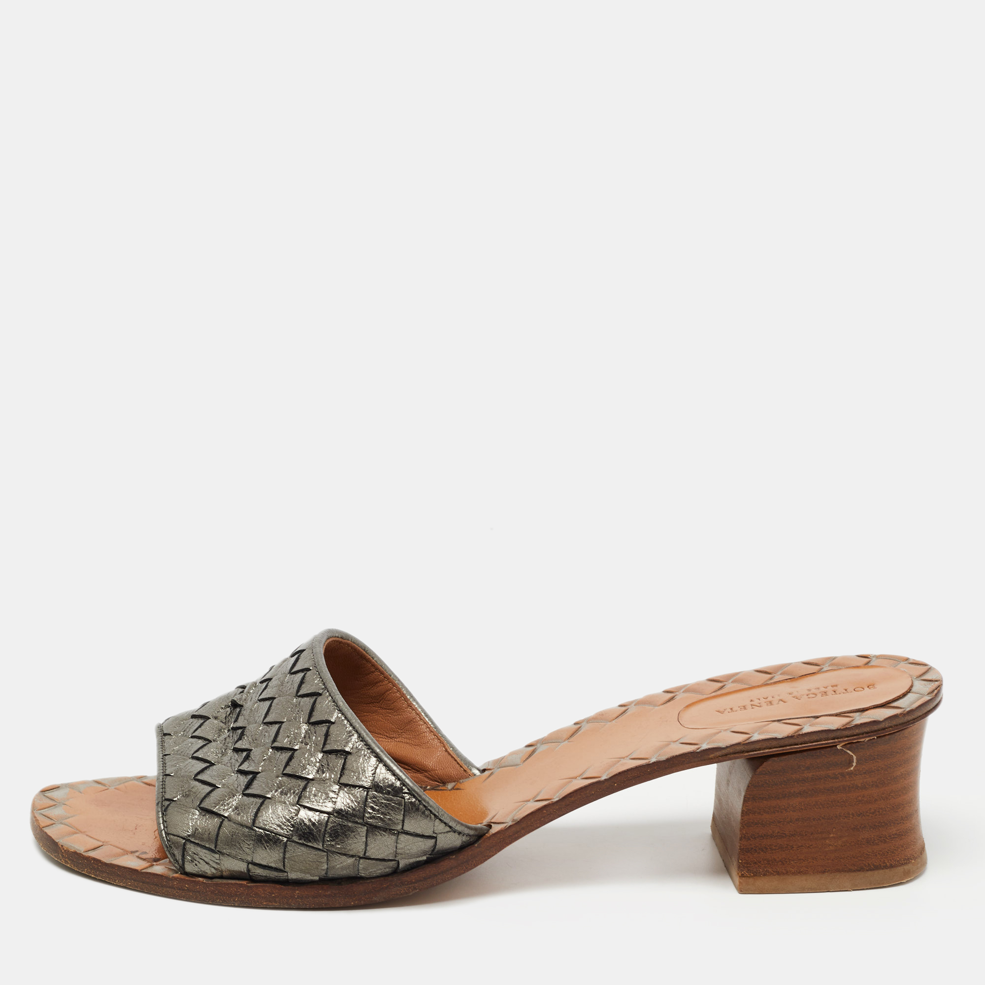 Click to view more detailed imagery on our partner's website Pre-owned Bottega Veneta Metallic Grey Intrecciato Leather Ravello Slide Sandals Size 40