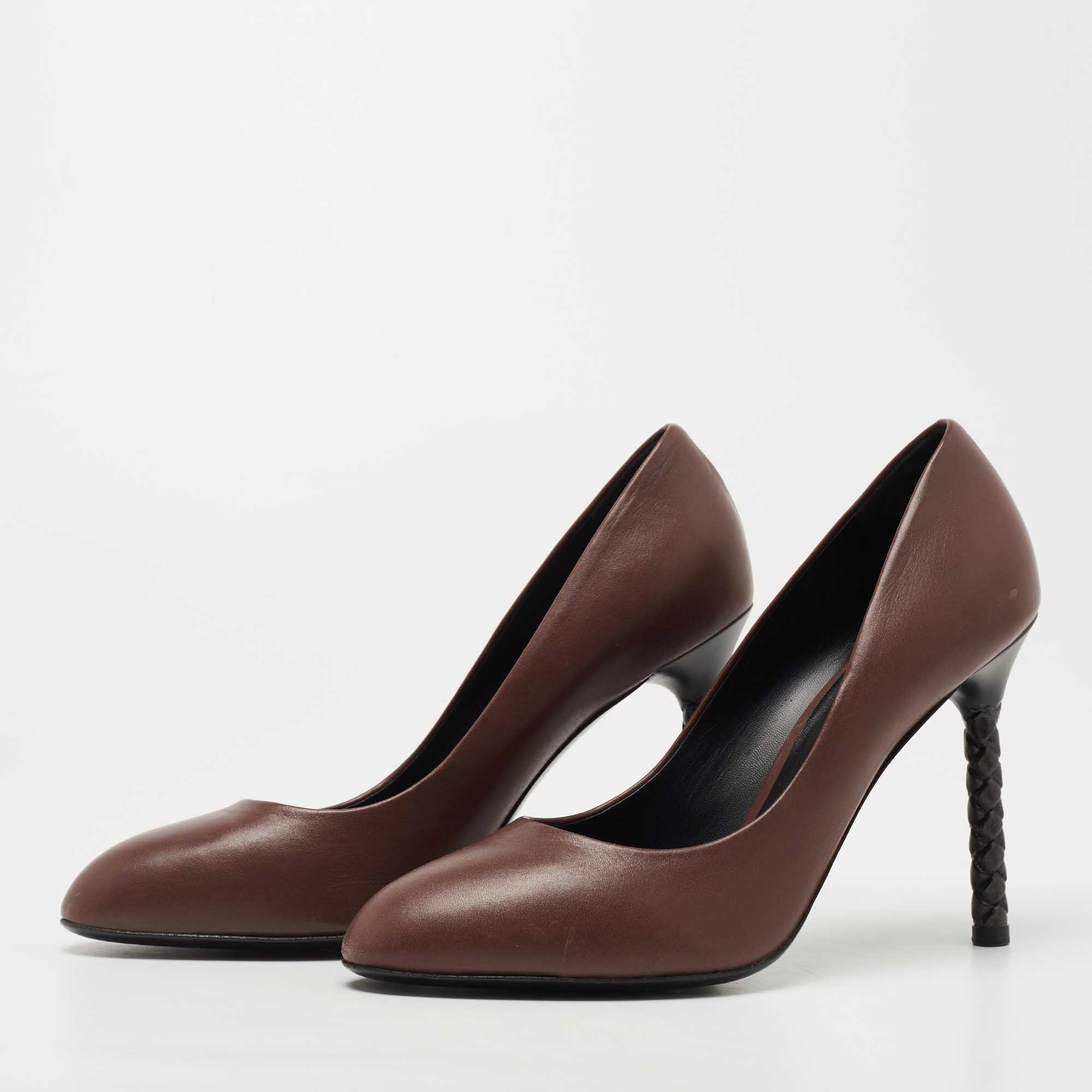 

Bottega Veneta Brown Leather Round Toe Pumps Size