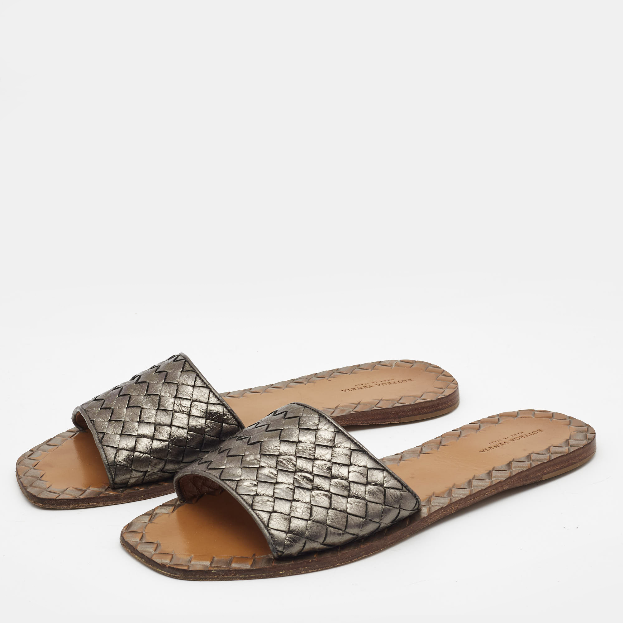 

Bottega Veneta Metallic Leather Flat Slide Size