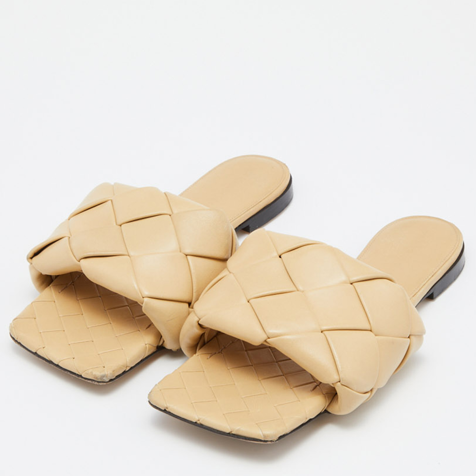 

Bottega Veneta Beige Intrecciato Leather Lido Flat Slides Size